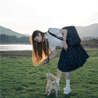 背后的她,眼前的我